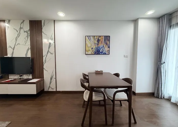 2br - Spacious & Modern - Near Center *