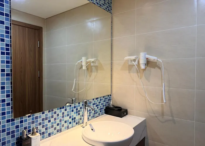 2br - Spacious & Modern - Near Center *